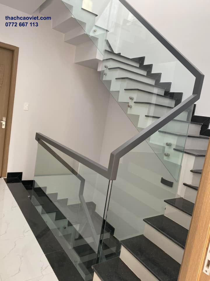 tay vịn cầu thang nh&ocirc;m