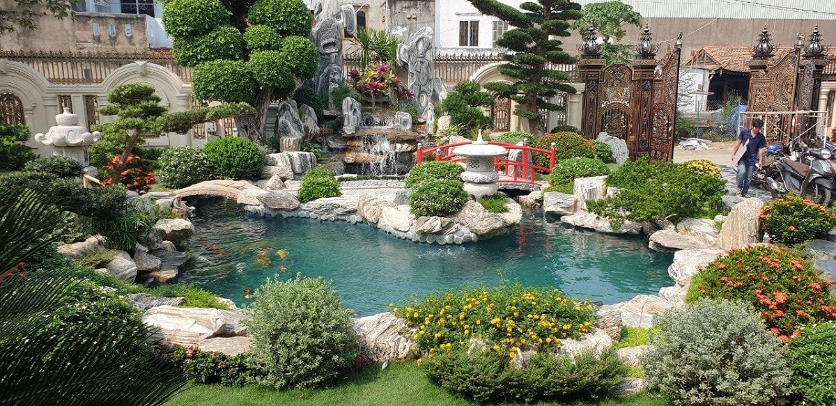 sân vườn hồ cá koi tự nhiên